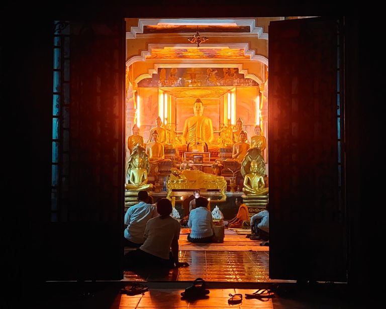 Prières du soir dans un sanctuaire bouddhiste sur le mont Bokor, Kampot