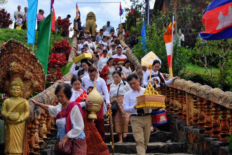 Procession de la cérémonie Kathin au wat sur la colline de Bokor, Kampot