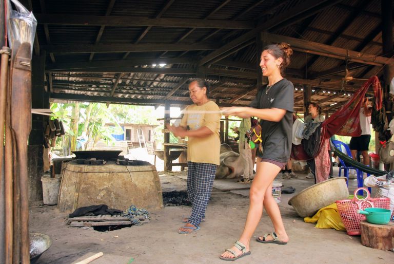 Aération et refroidissement du sirop de sucre de palme dans une ferme près de Kampot