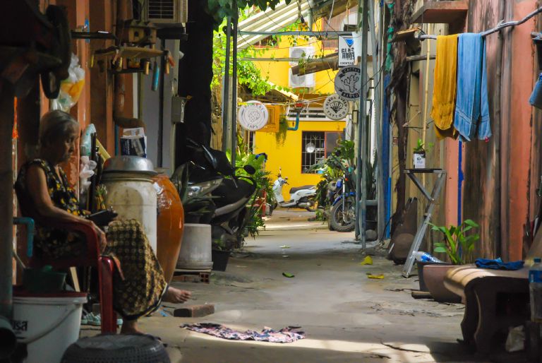 Ruelle de vieilles maisons commerçantes à Kampot