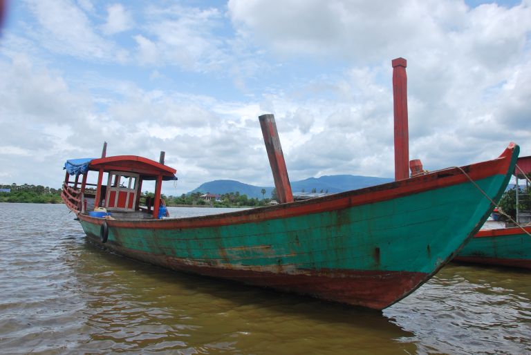 Bateau de pêche sur la rivière de Kampot